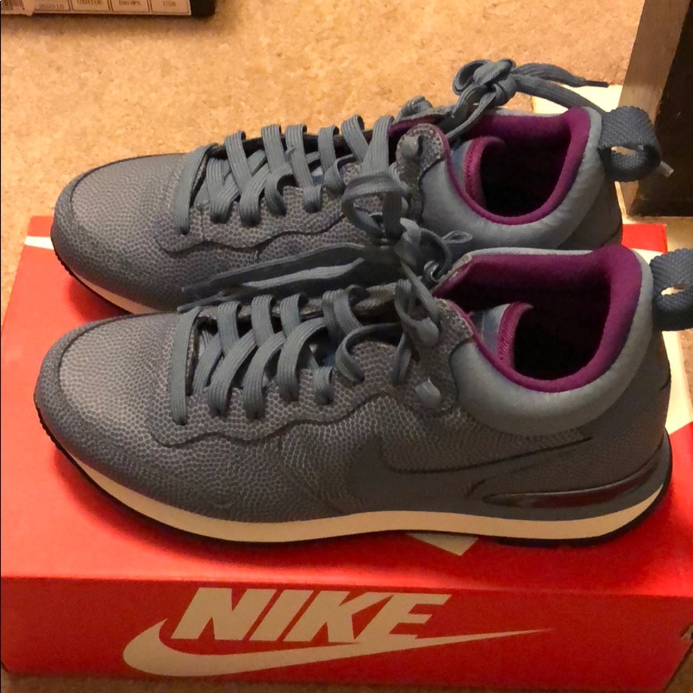 BRAND NEW NEVER BEEN USED NIKE SHOES